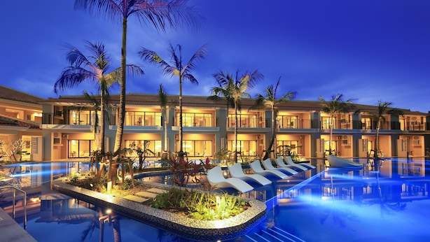 A hotel with a large swimming pool, palm trees, and lounge chairs. - VIVOVIVA ISHIGAKIJIMA (Ishigaki)