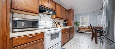 ثلاجة، ميكروويف، فرن، موقد طهي مسطح