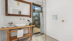 Shower, hair dryer, towels - Red Rocks Mountain Retreat, Browns Mountain, Kangaroo Valley (Browns Mountain, Kangaroo Valley)