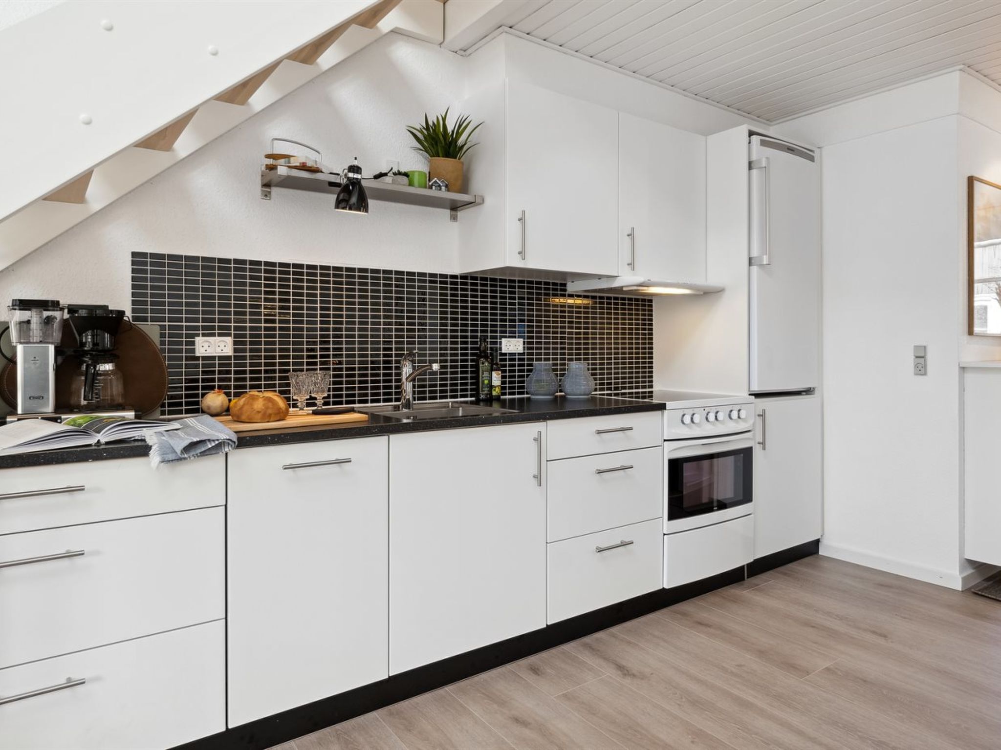 Kylskåp, mikrovågsugn, ugn och diskmaskin