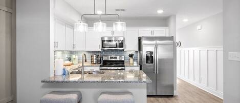 Réfrigérateur, micro-ondes, four, plaque de cuisson