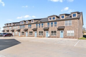 Exterior - Peachers Place Townhomes (1000 Henry Place Blvd, #908) | Close to Ft. Campbell (Clarksville)