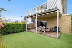 Outdoor dining - Seaside Retreat - Steps from Town and Beach (Ocean Grove)