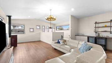 Televisie, een open haard en een kantoor