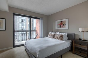 1 bedroom, iron/ironing board, WiFi, bed sheets - Gorgeous Court House 1BR w/ Pool & Gym, nr Bakeries, by Blueground (Arlington)