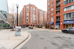 Exterior - Gorgeous Court House 1BR w/ Pool & Gym, nr Bakeries, by Blueground (Arlington)