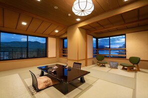 Tradisjonelt rom, ikke-røyk, utsikt mot innsjø (Meals in a private dining room) | Utsikt fra rommet