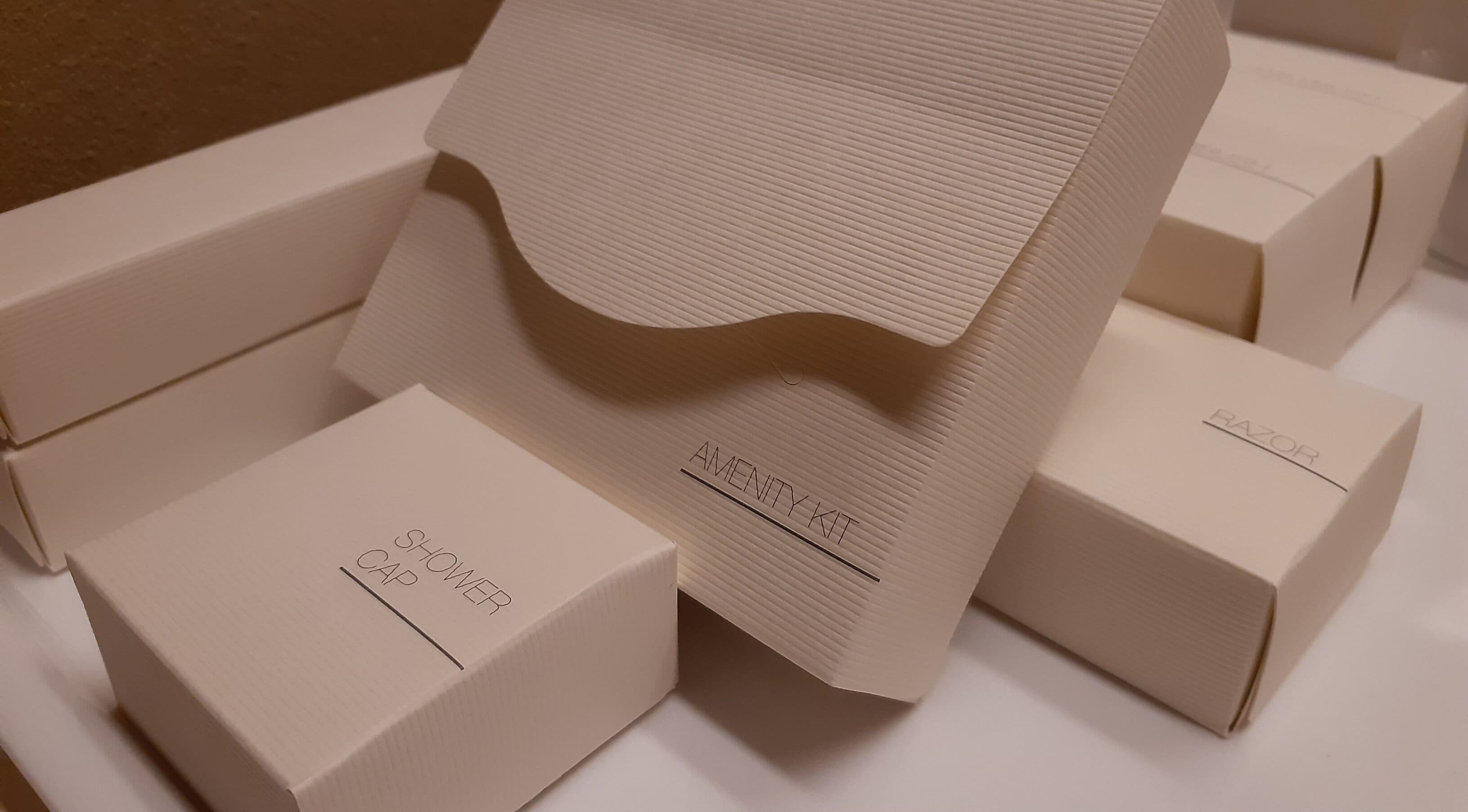 Un conjunto de cajas de cartón ordenadas con etiquetas, incluyendo una marcada 