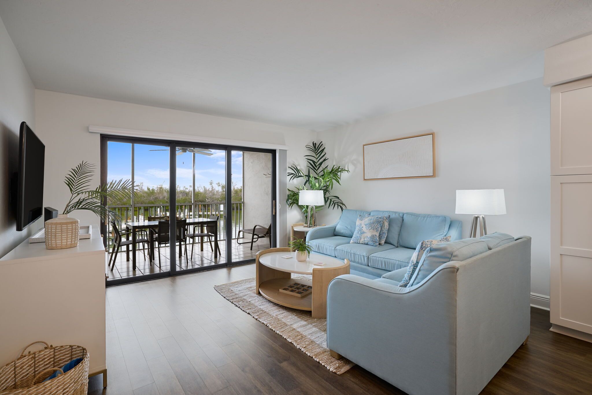 Una televisión, una oficina