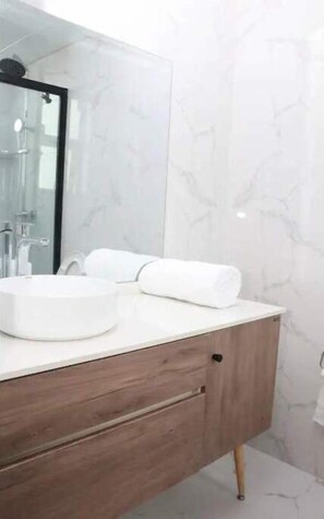 Håndklær, såpe og toalettpapir