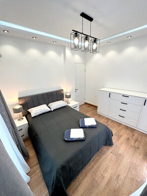 3 bedrooms, iron/ironing board, WiFi, bed sheets