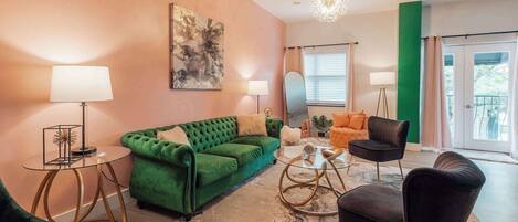 Una televisión, una oficina