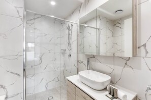 Douche, sèche-cheveux, serviettes fournies, shampoing