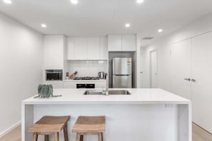 Refrigerador, microondas, horno, placa de cocina