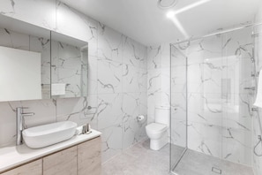 Douche, séchoir à cheveux, serviettes fournies, shampooing