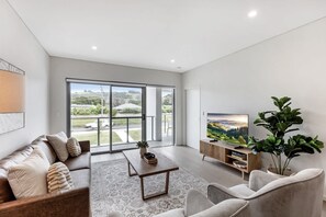 TV - First Floor 3-Bed Stunning Unit by The Ocean (Kiama)