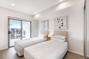 3 bedrooms, iron/ironing board, WiFi, bed sheets - First Floor 3-Bed Stunning Unit by The Ocean (Kiama)