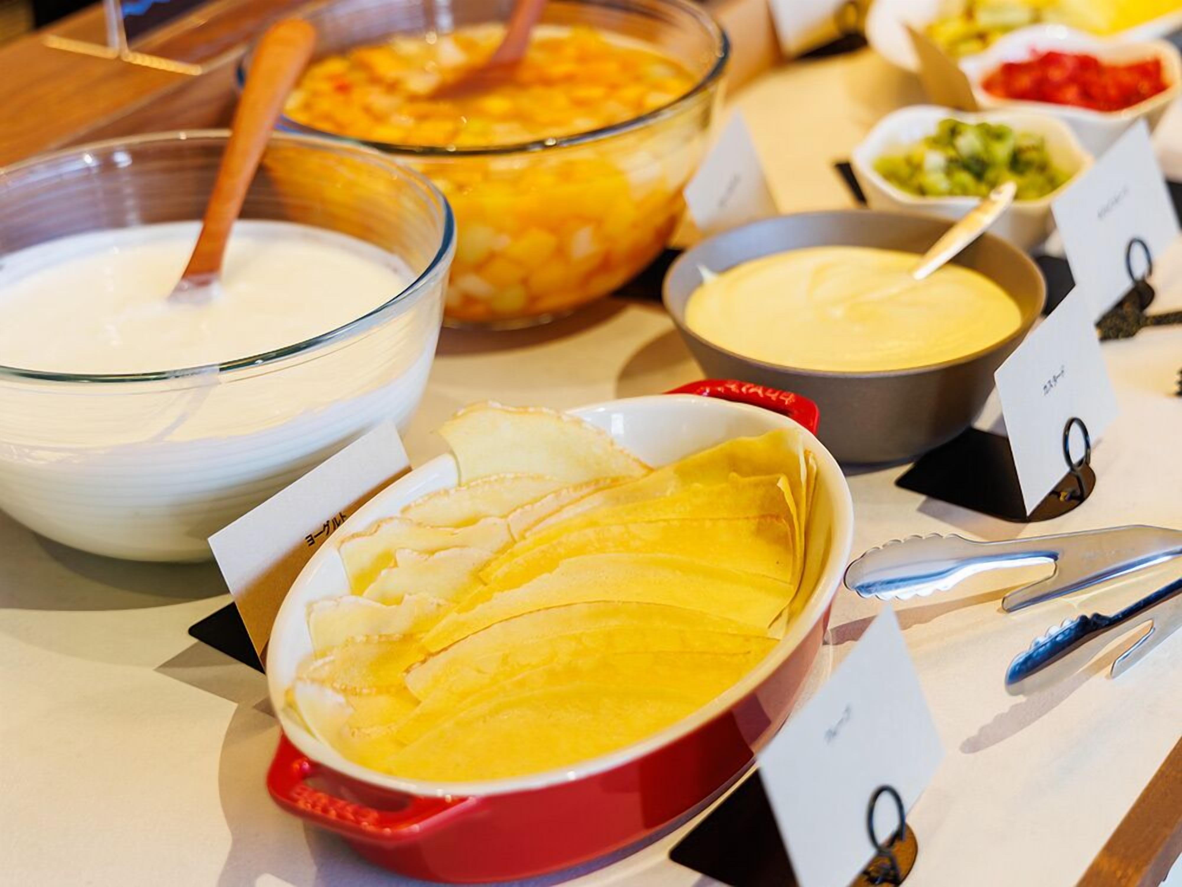 Une table de buffet avec divers plats et ustensiles de service.