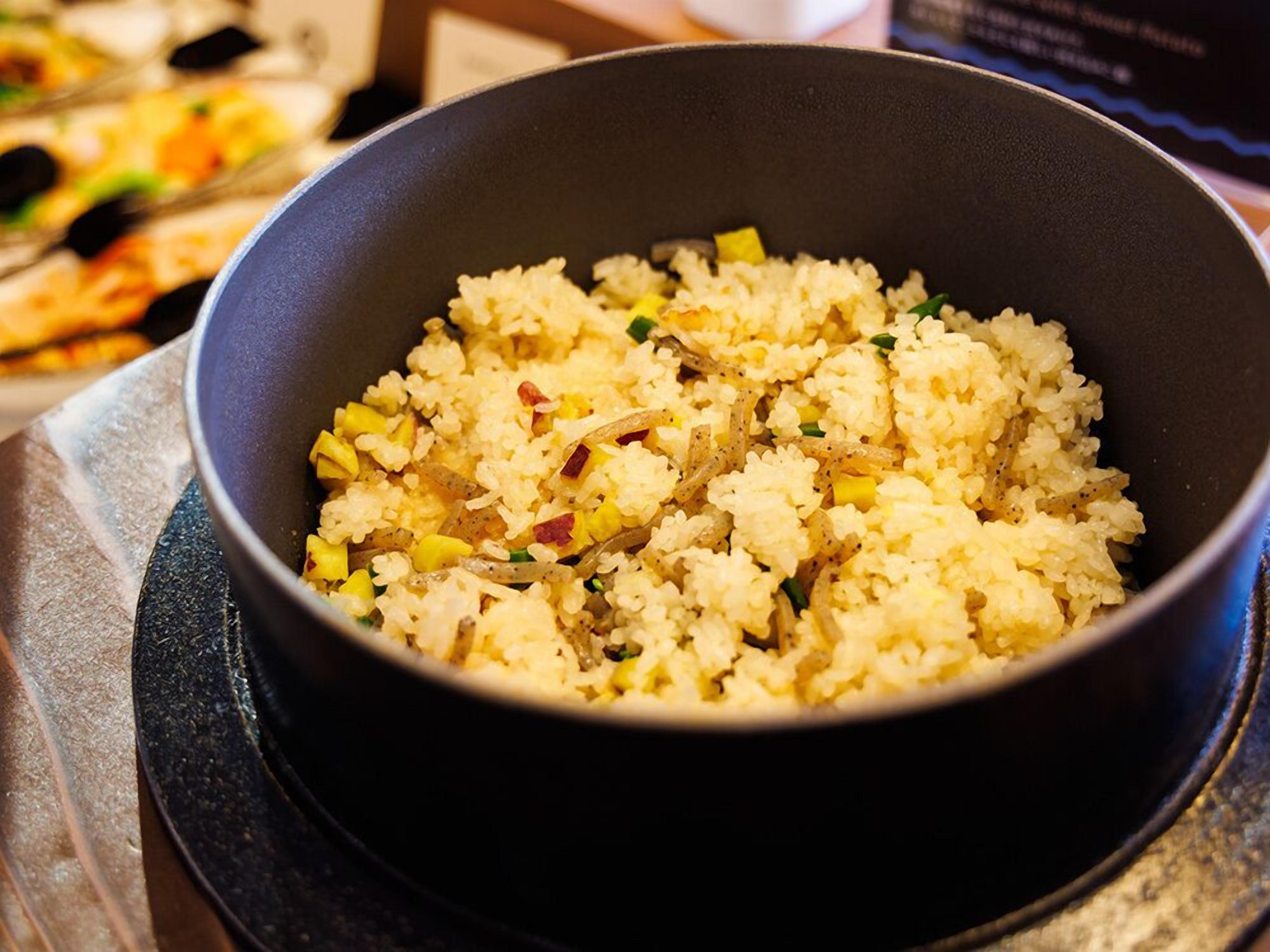 Un tazón de arroz frito con verduras.
