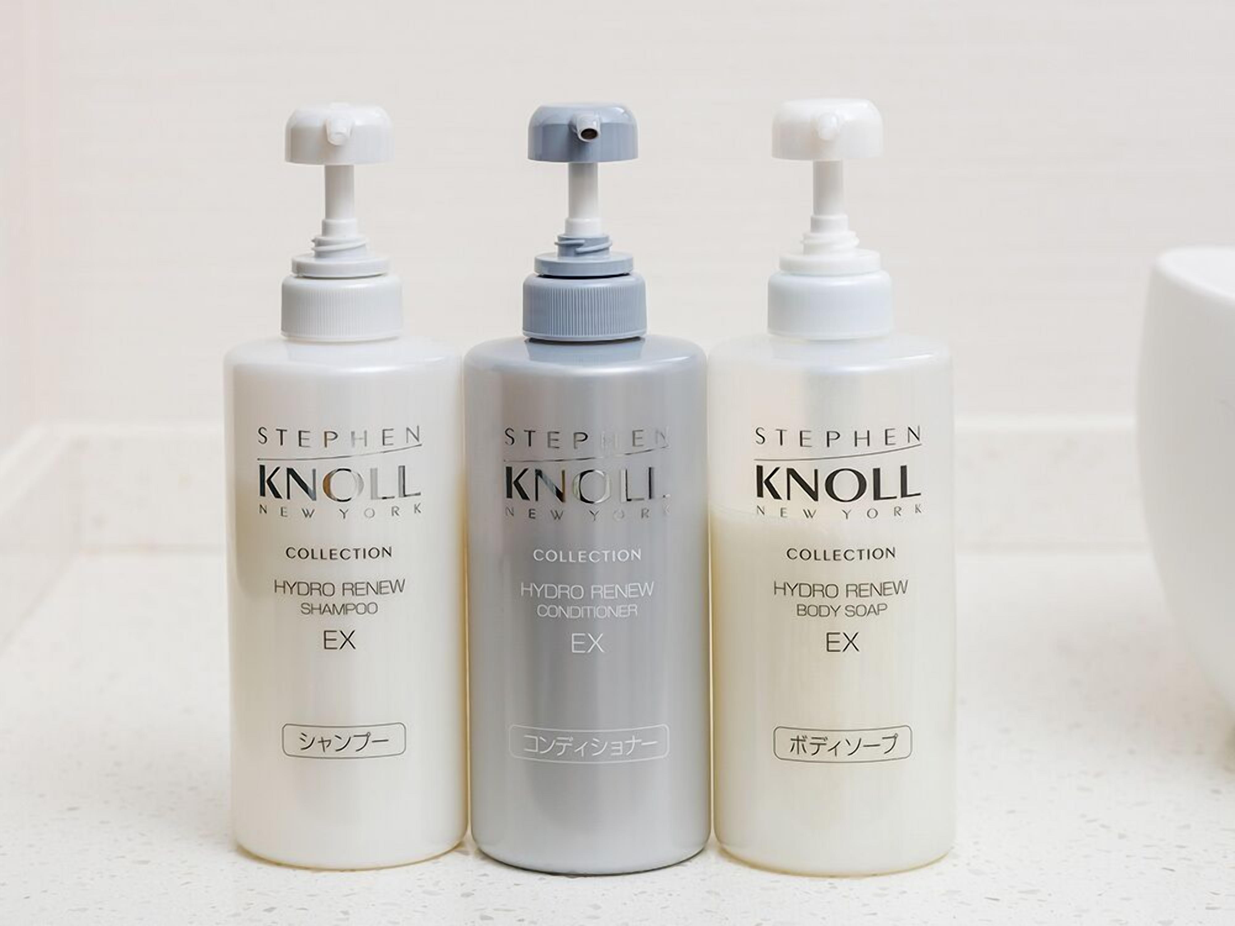 Trois produits de la gamme Stephen Knoll : un shampooing, un après-shampooing et un savon pour le corps.