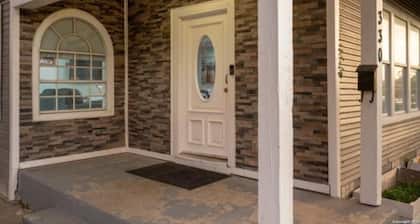 Experience Serenity in a 4br/3ba Downtown Home