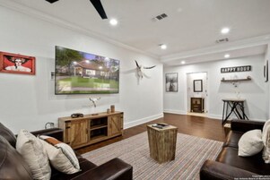 独立别墅 (4 Bedrooms) | 起居区 | 55-英寸电视（配备有线频道）