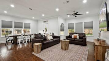 Casa (4 Bedrooms) | Area soggiorno | TV 55 pollici con canali via cavo