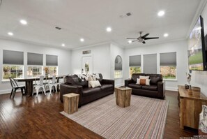 Casa (4 Bedrooms) | Zona de estar | Televisión de 55 pulgadas con canales por cable