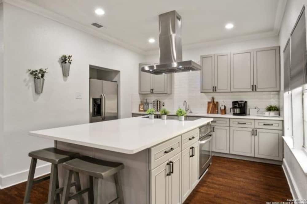 Experience Serenity in a 4br/3ba Downtown Home