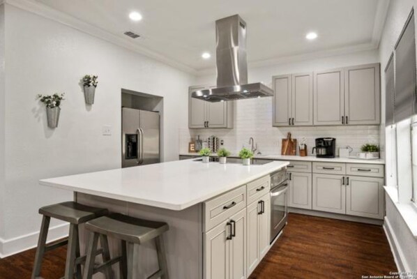 Private kitchen - Experience Serenity in a 4br/3ba Downtown Home (San Antonio)