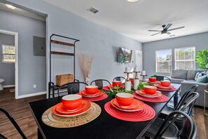 House (3 Bedrooms) | Dining room - Step Into Comfort in This 3br/2ba Downtown Retreat (San Antonio)