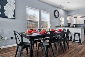 Casa (3 Bedrooms) | Cocina privada | Microondas, horno y tostadora 