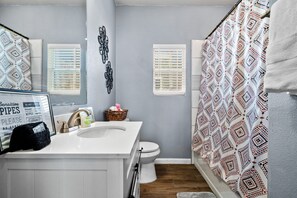 House (3 Bedrooms) | Bathroom - Step Into Comfort in This 3br/2ba Downtown Retreat (San Antonio)