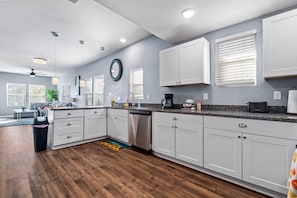 House (3 Bedrooms) | Private kitchen | Microwave, oven, toaster