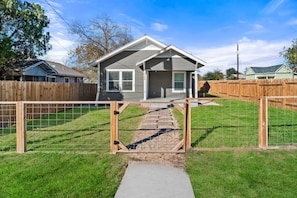 Front of property - Step Into Comfort in This 3br/2ba Downtown Retreat (San Antonio)