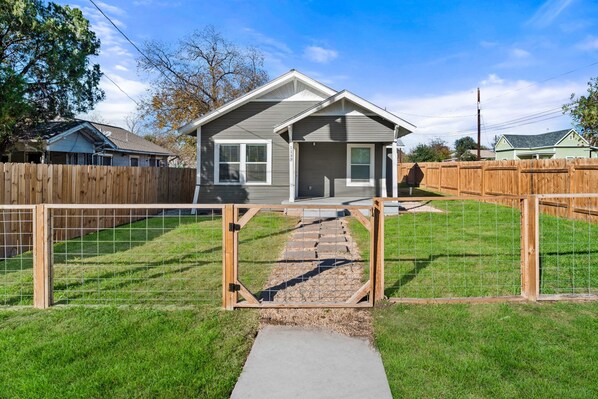 Front of property - Step Into Comfort in This 3br/2ba Downtown Retreat (San Antonio)