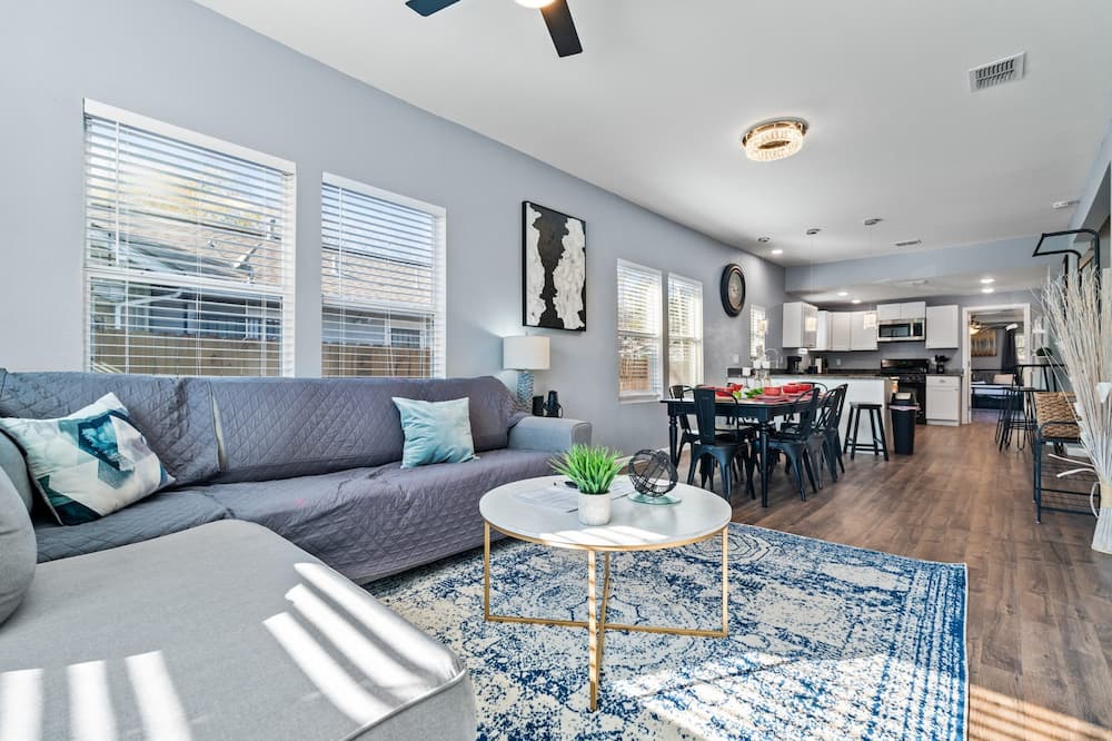 Step Into Comfort in This 3br/2ba Downtown Retreat
