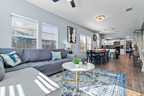 Ferienhaus (3 Bedrooms) | Wohnbereich | 55-Zoll-Fernseher mit Kabelempfang