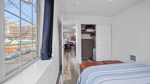 1 Schlafzimmer, Schreibtisch, Bügeleisen/Bügelbrett, Reisekinderbett