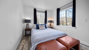 1 Schlafzimmer, Schreibtisch, Bügeleisen/Bügelbrett, Reisekinderbett