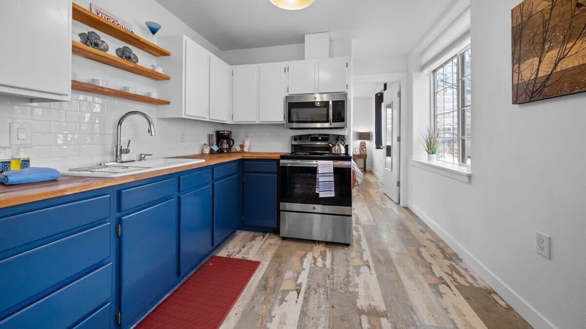 冷蔵庫、電子レンジ、オーブン、コンロ