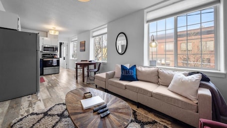 TV, DVD player, offices. #StayInMyDistrict Downtown Loft