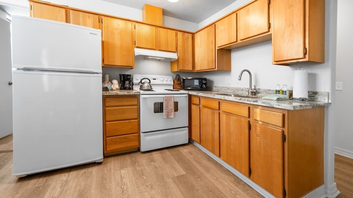 Refrigerador, microondas, horno y parrilla de estufa 