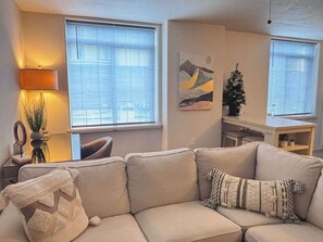 Una televisión, una oficina