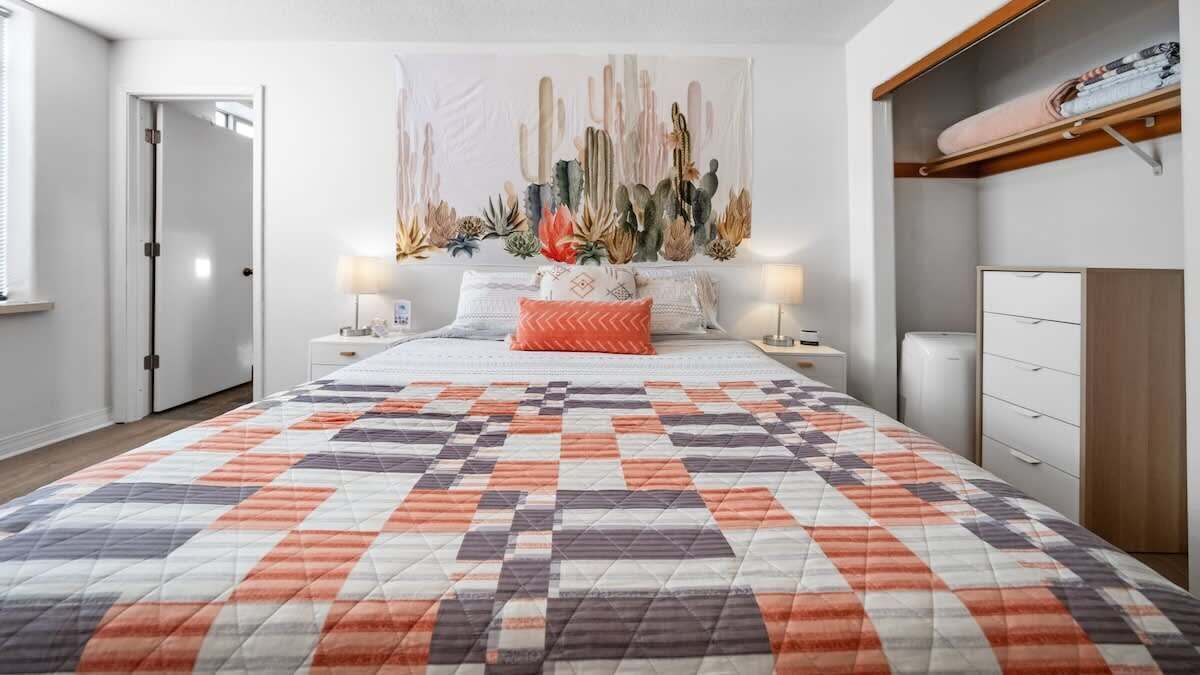 1 slaapkamer, een bureau, een strijkplank/strijkijzer, reisbedje