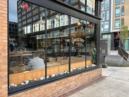 Outdoor dining. #StayInMyDistrict Downtown Loft2