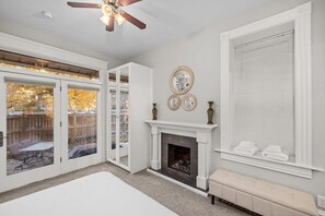 3 bedrooms, travel cot, WiFi, bed sheets - Walk to Forest Park Euclid Fire Pit  Porch Swing (St. Louis)