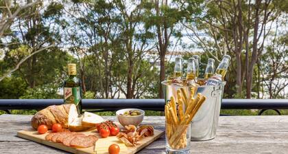 Bay Escape â ocean views, close to cafes