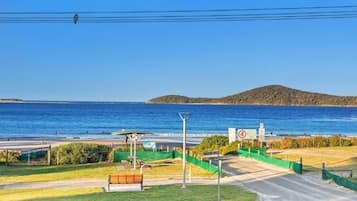 Una playa cerca