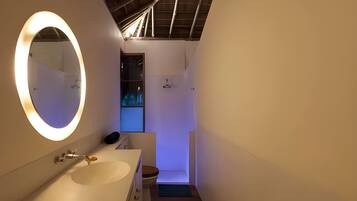 Villa, 5 Bedrooms | Bathroom | Shower, rainfall showerhead, hair dryer, towels